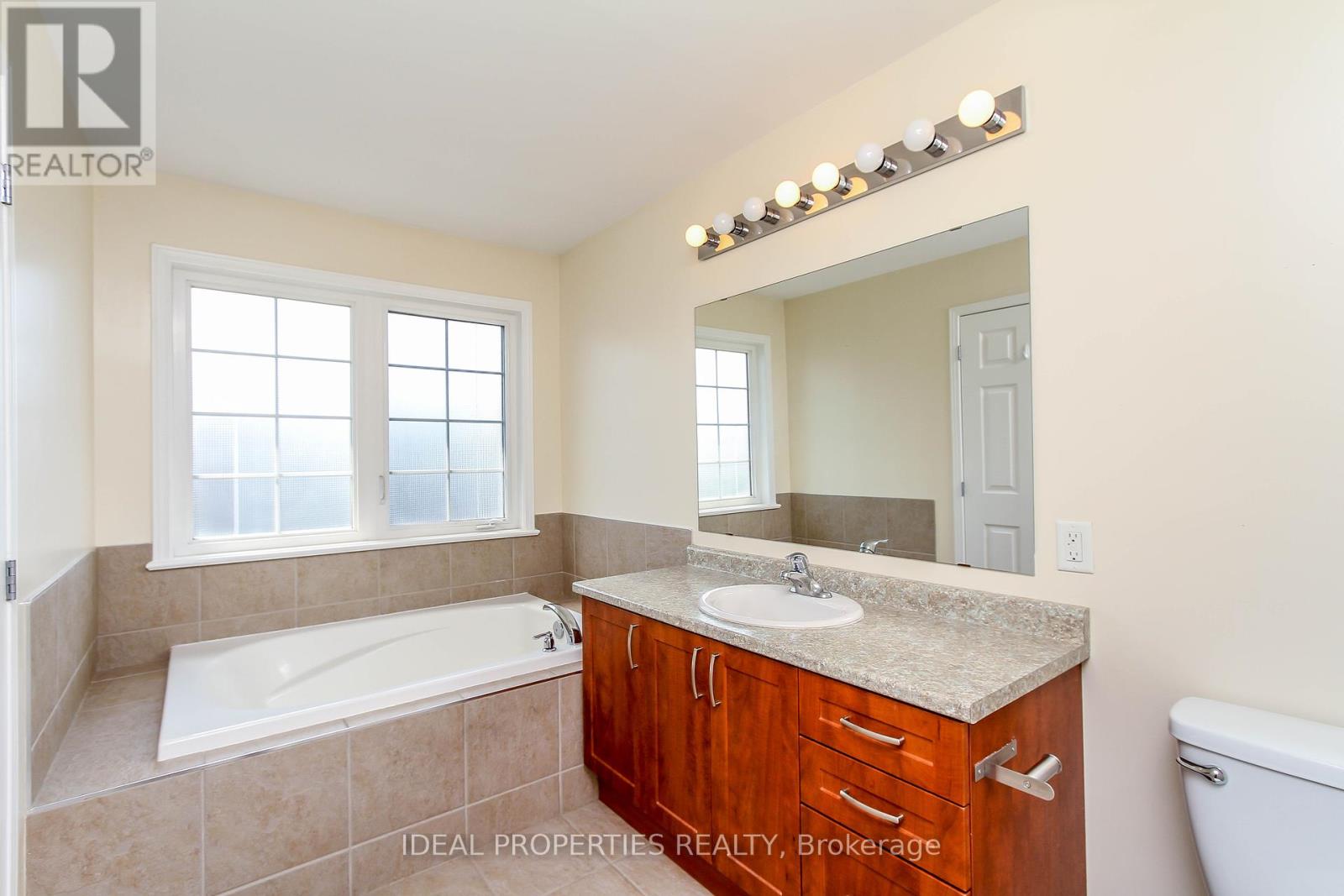 Photo 33 of 565 Pepperville Crescent N, Ottawa ON