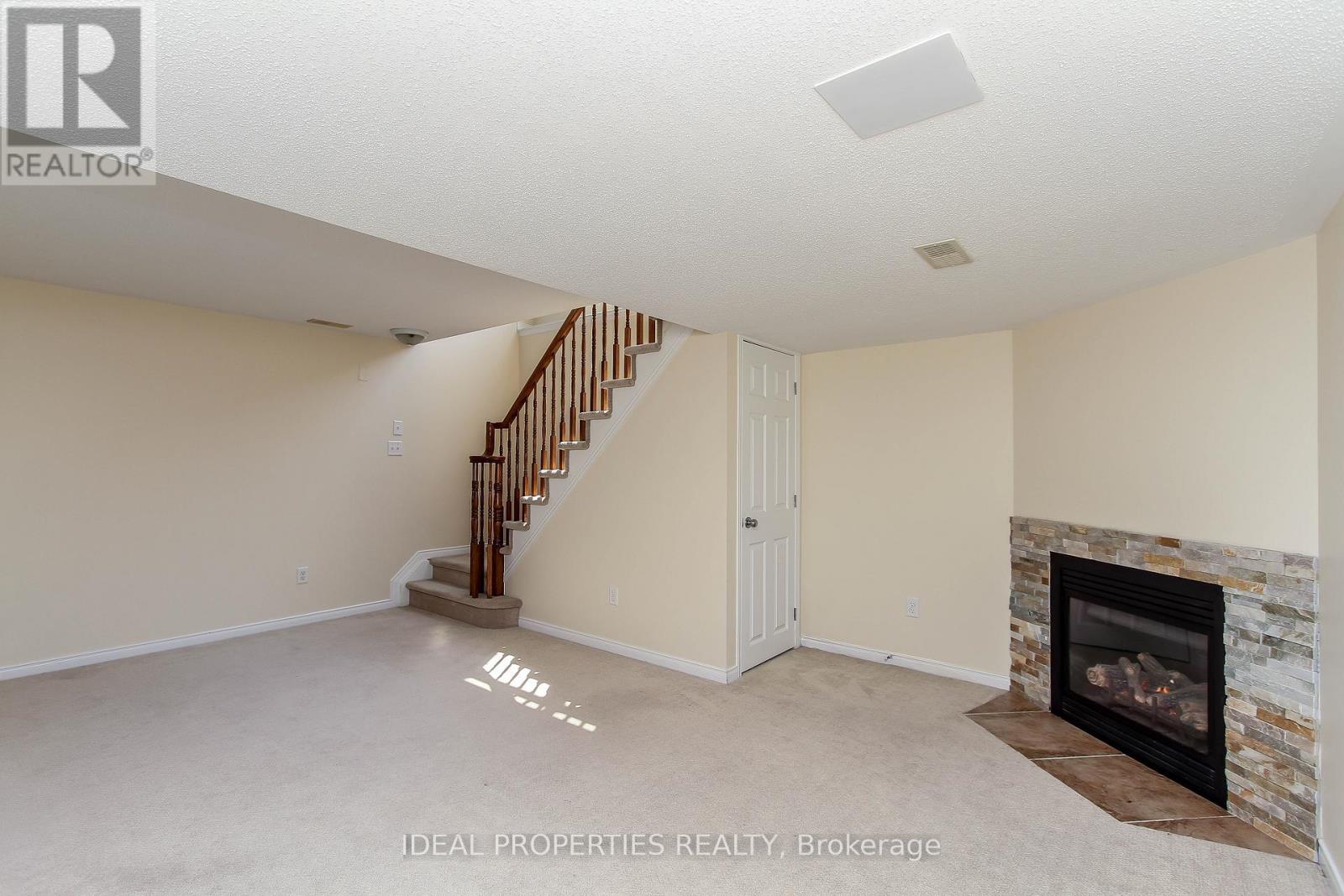 Photo 13 of 565 Pepperville Crescent N, Ottawa ON