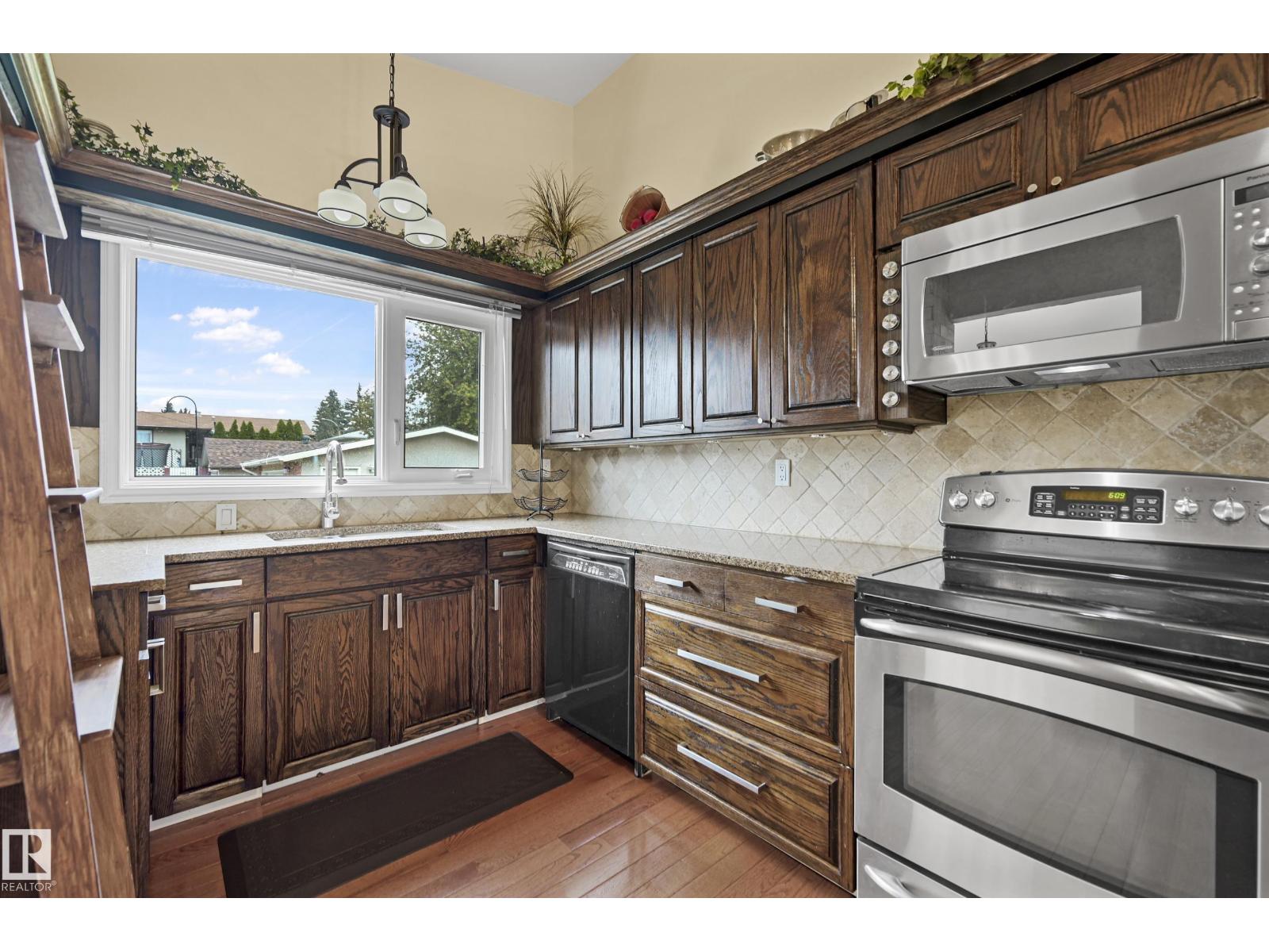 Photo 5 of 7208 139 Av Nw, Edmonton AB