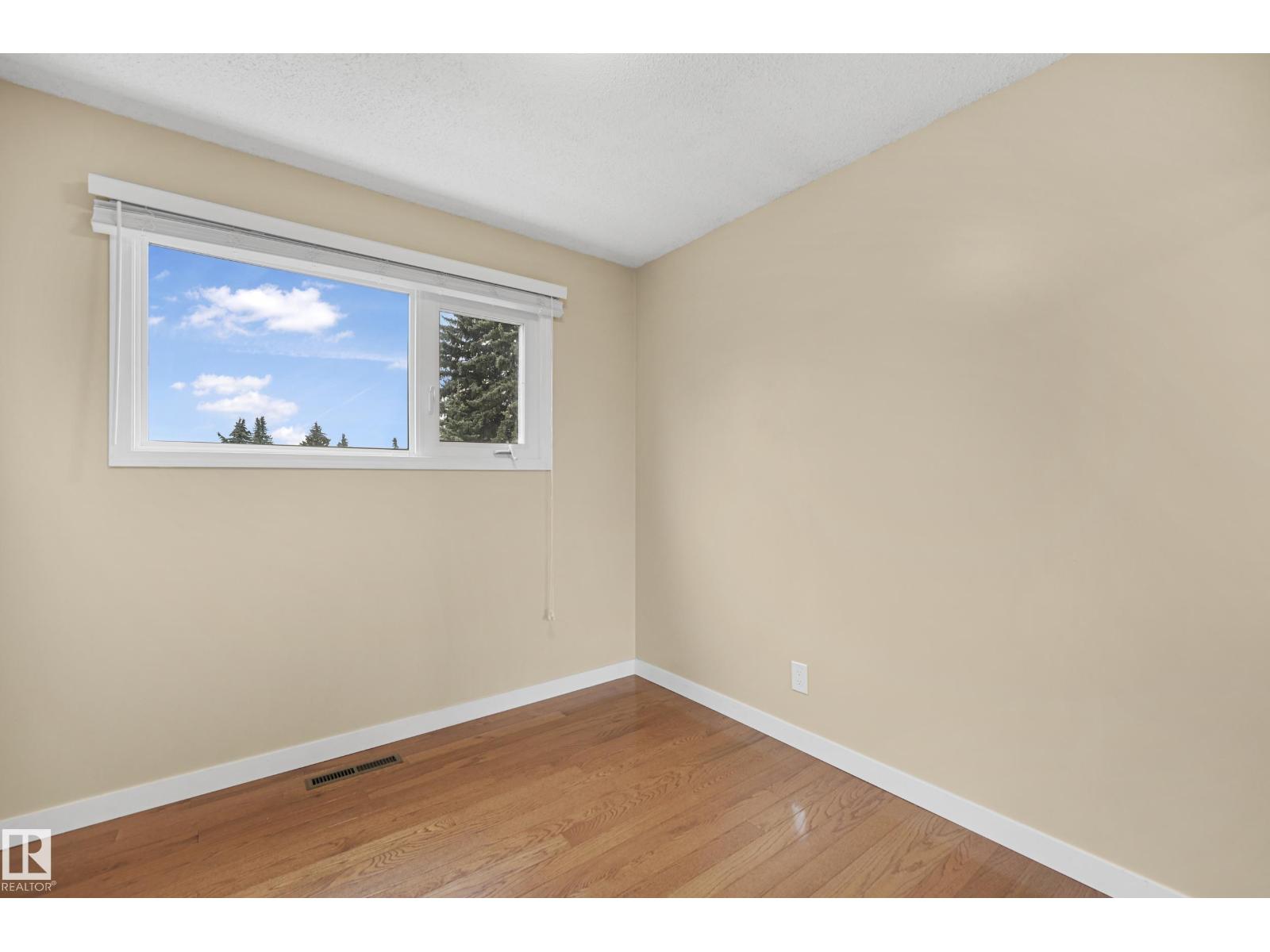 Photo 7 of 7208 139 Av Nw, Edmonton AB