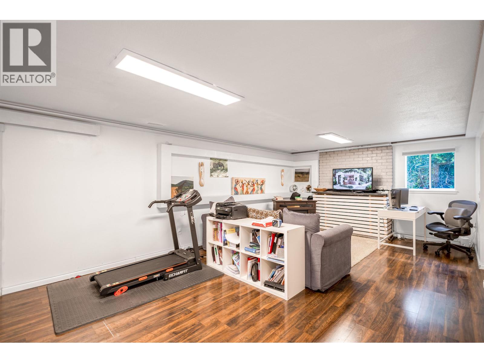 Photo 10 of 4380 Woodcrest Road, West Vancouver BC
