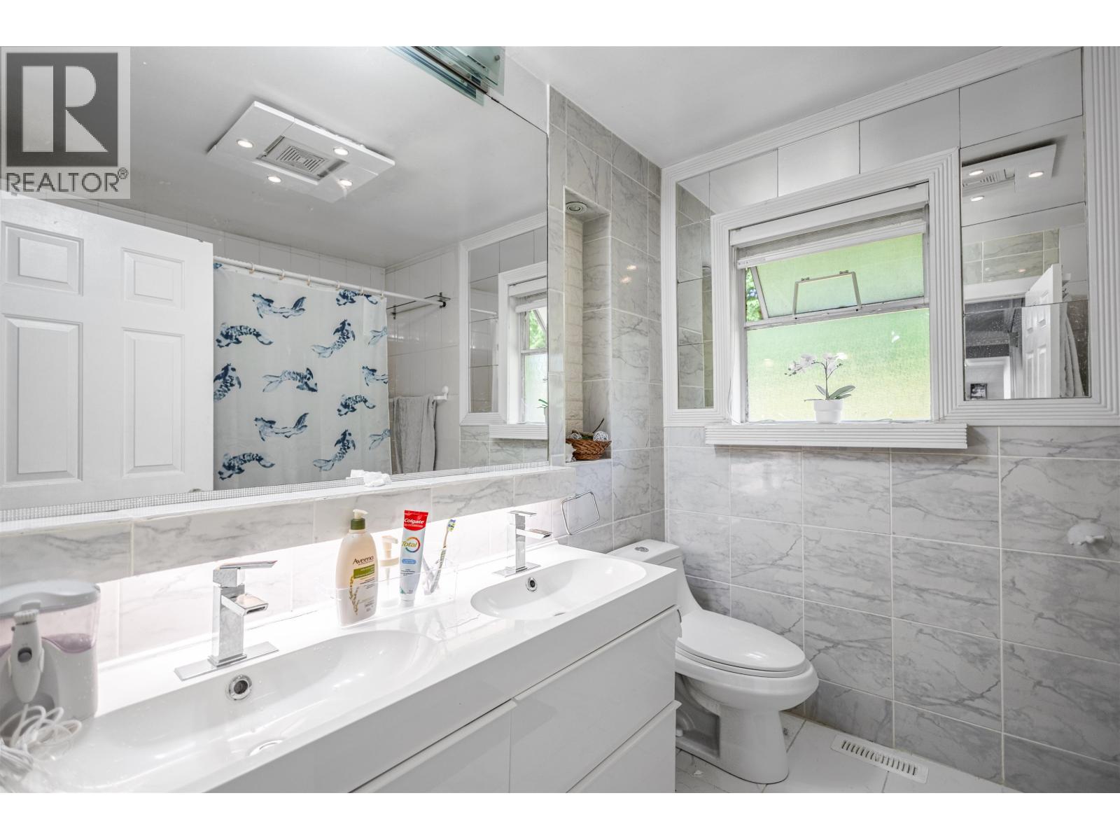 Photo 1 of 4380 Woodcrest Road, West Vancouver BC