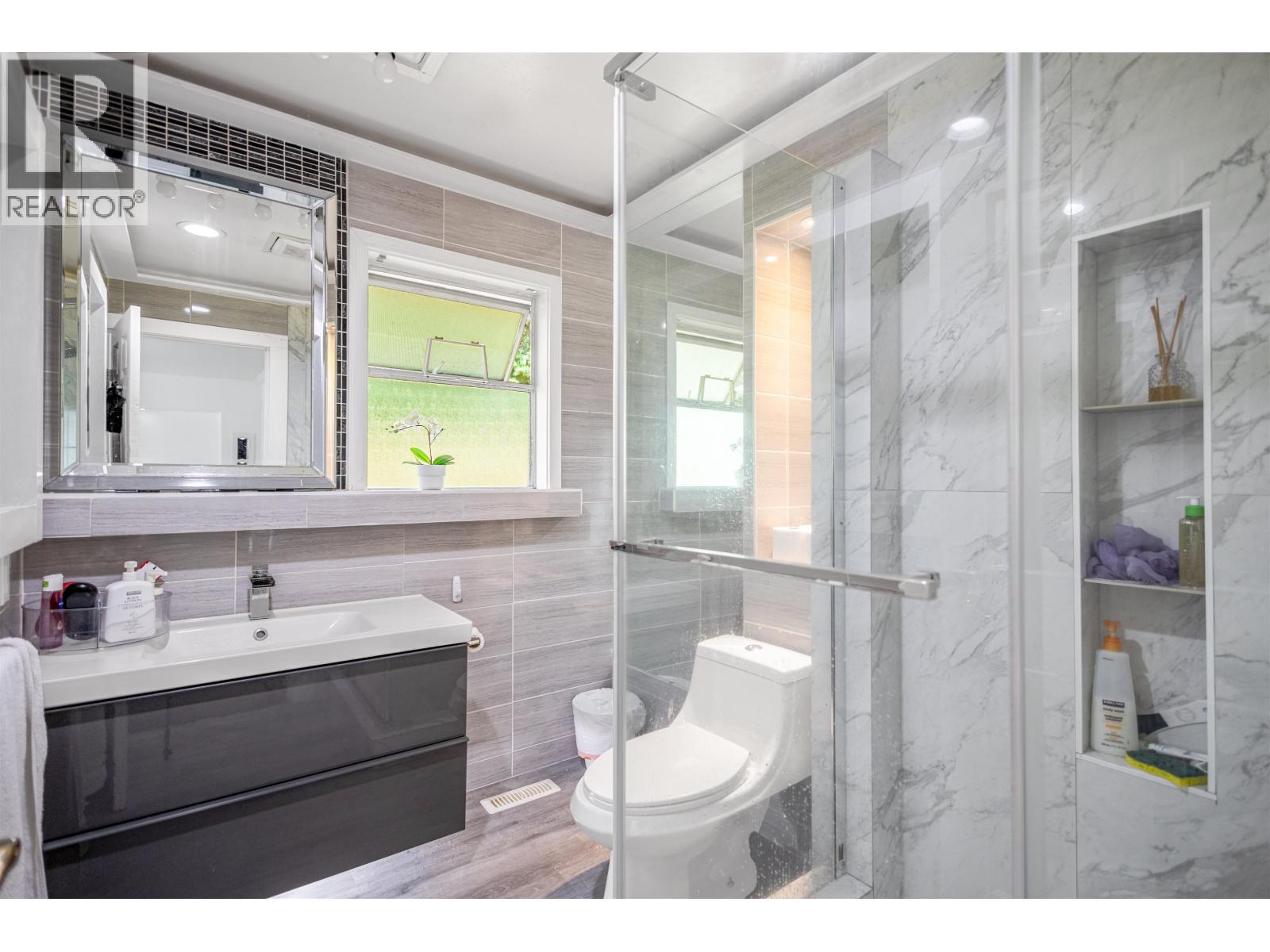 Photo 3 of 4380 Woodcrest Road, West Vancouver BC