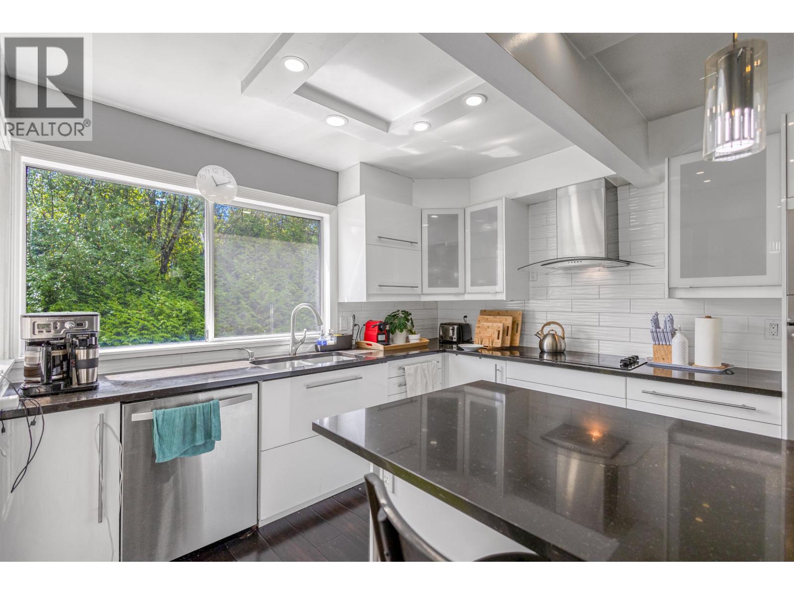 Photo 9 of 4380 Woodcrest Road, West Vancouver BC
