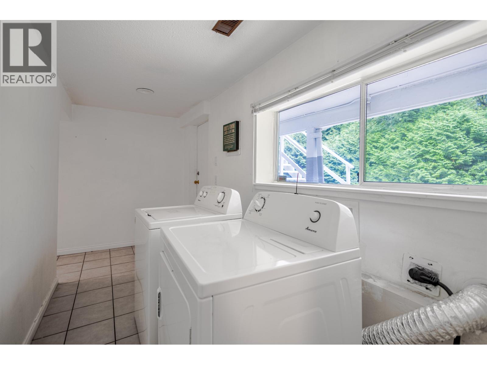 Photo 12 of 4380 Woodcrest Road, West Vancouver BC