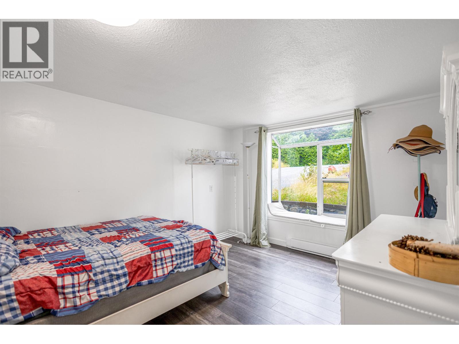 Photo 6 of 4380 Woodcrest Road, West Vancouver BC