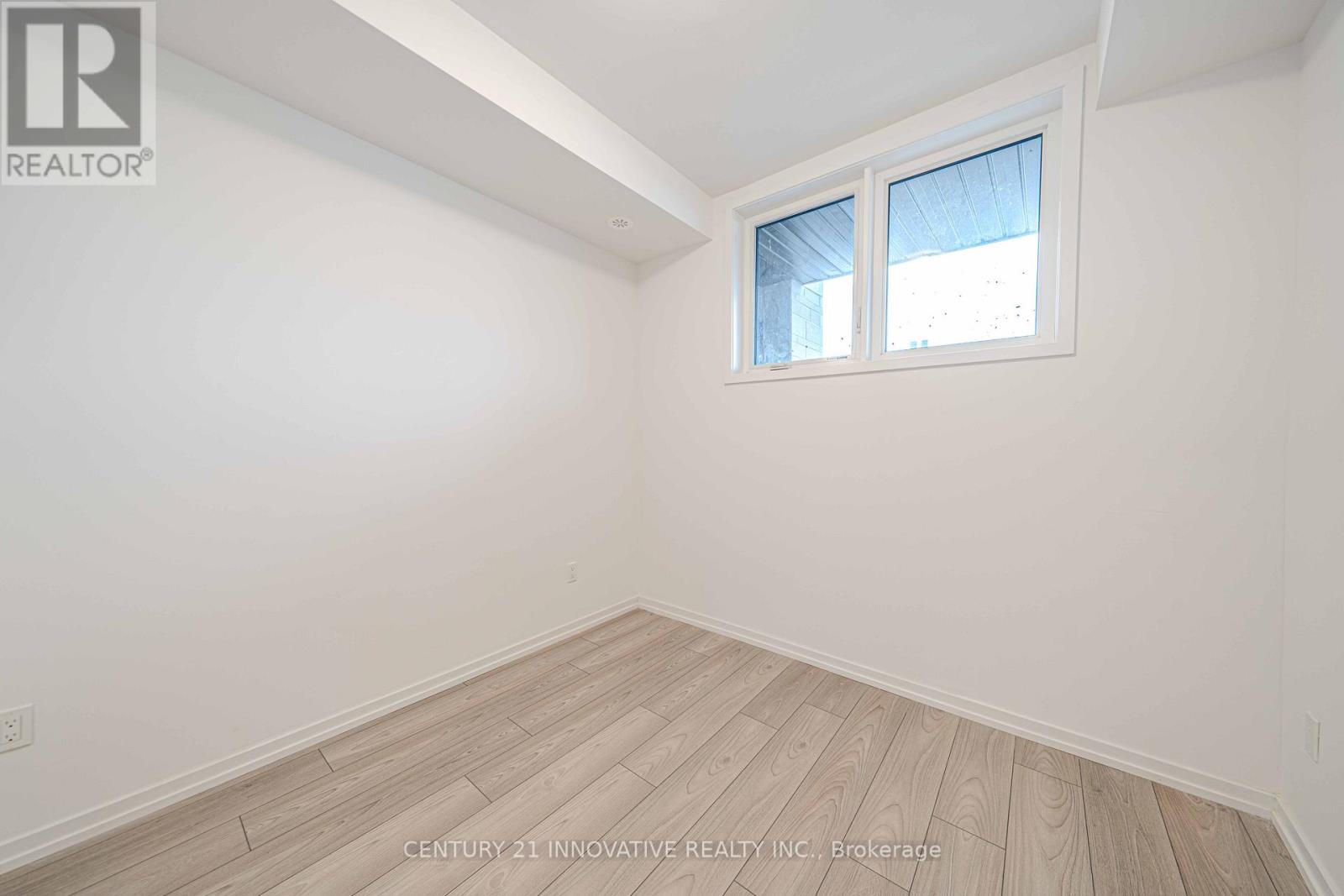 Photo 32 of 5 11 Lytham Green Circle, Newmarket ON