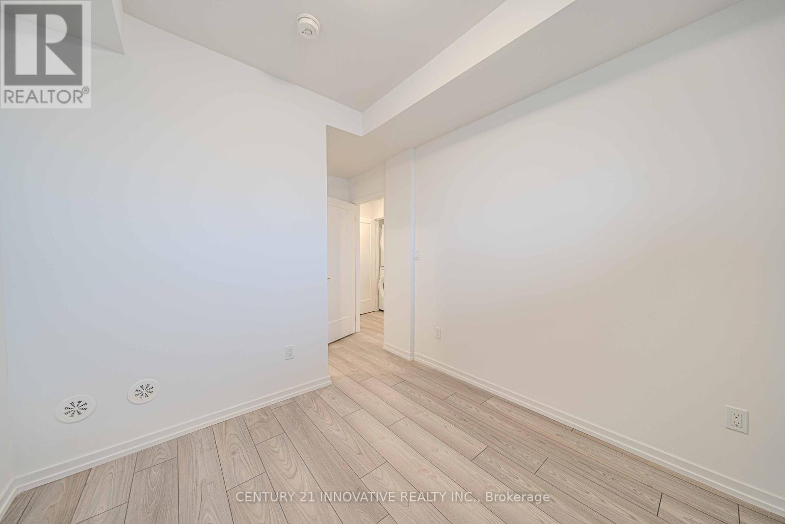 Photo 2 of 5 11 Lytham Green Circle, Newmarket ON