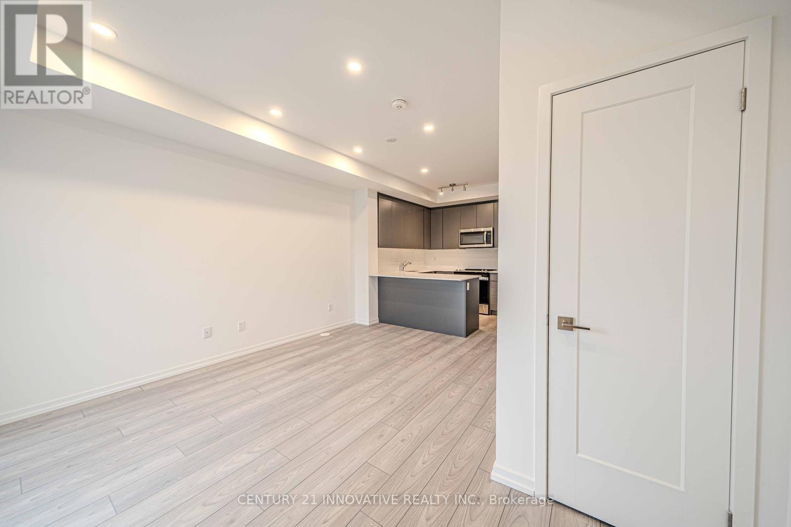 Photo 16 of 5 11 Lytham Green Circle, Newmarket ON