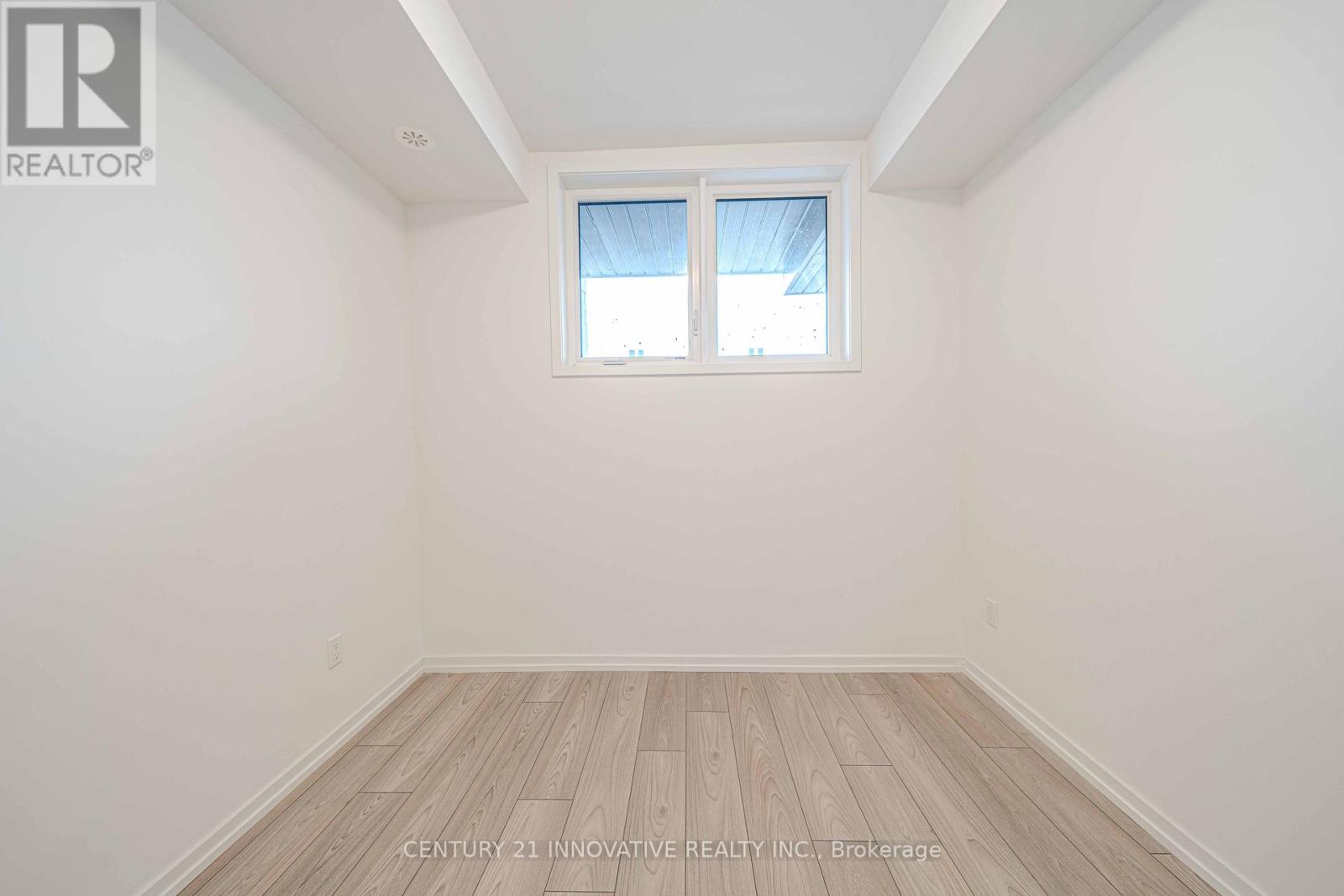 Photo 3 of 5 11 Lytham Green Circle, Newmarket ON