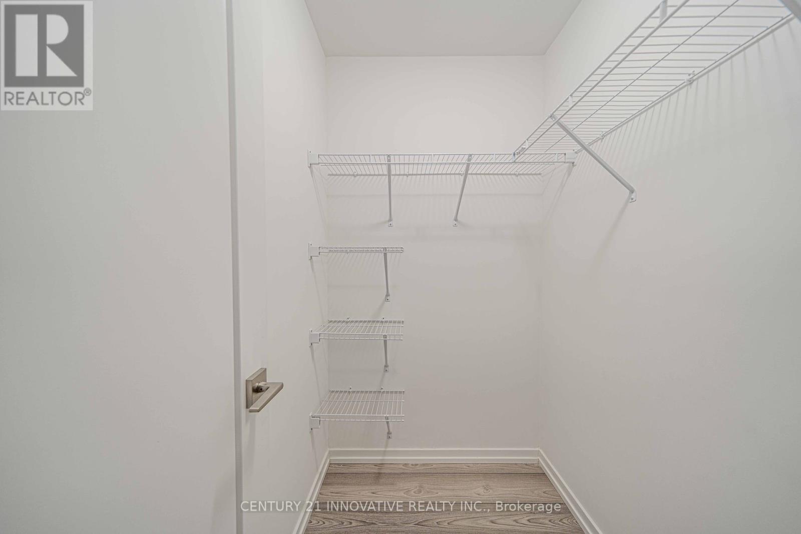 Photo 7 of 5 11 Lytham Green Circle, Newmarket ON