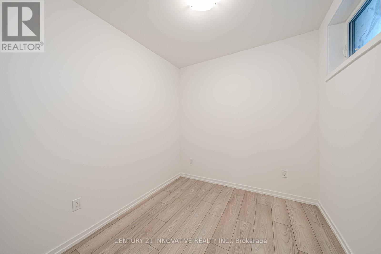 Photo 1 of 5 11 Lytham Green Circle, Newmarket ON