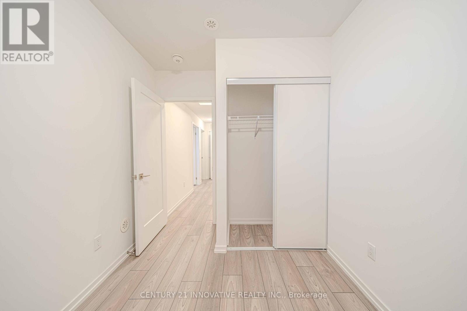 Photo 11 of 5 11 Lytham Green Circle, Newmarket ON