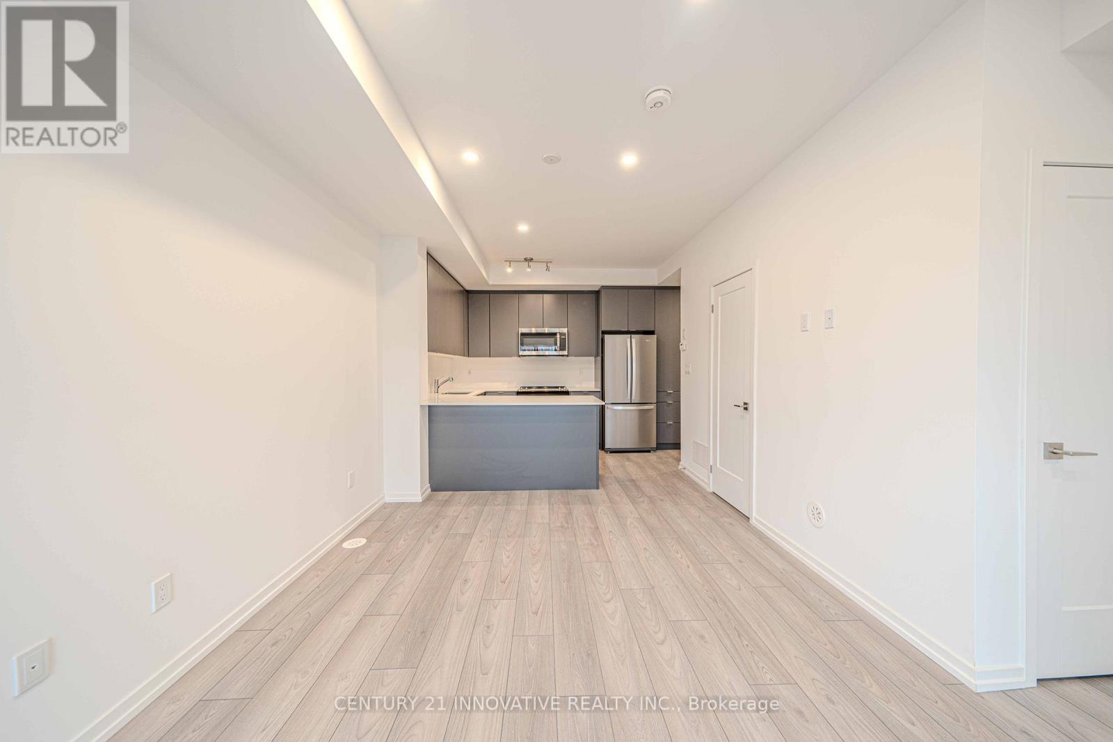 Photo 10 of 5 11 Lytham Green Circle, Newmarket ON
