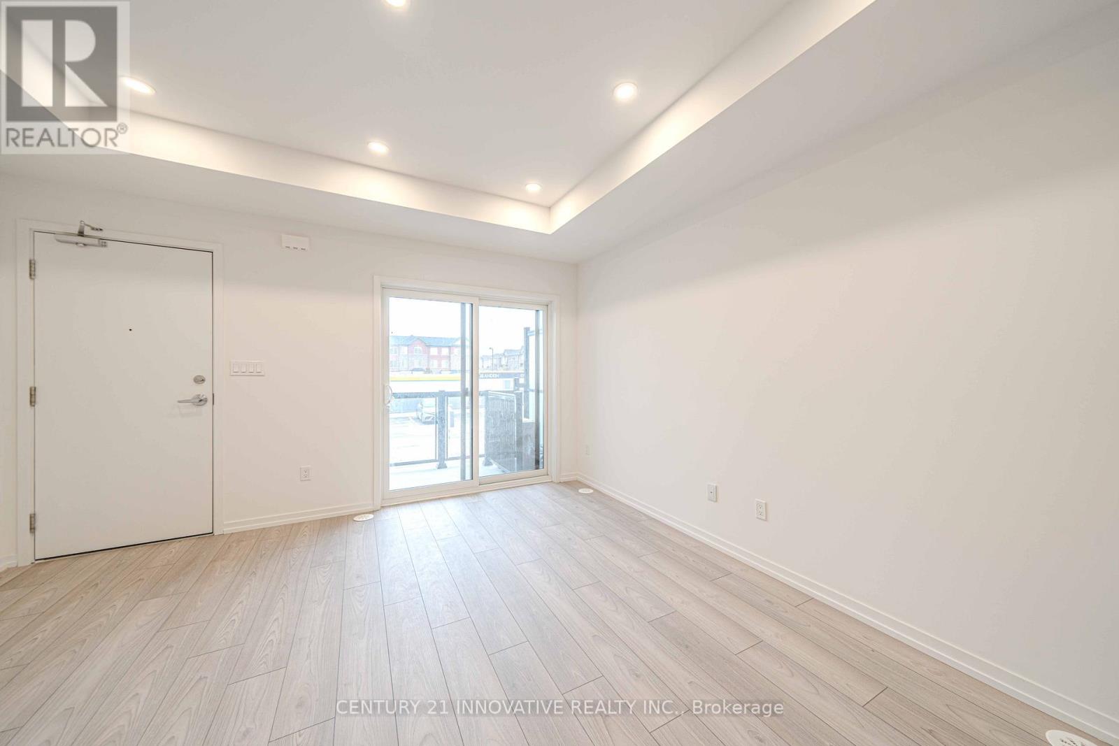 Photo 4 of 5 11 Lytham Green Circle, Newmarket ON