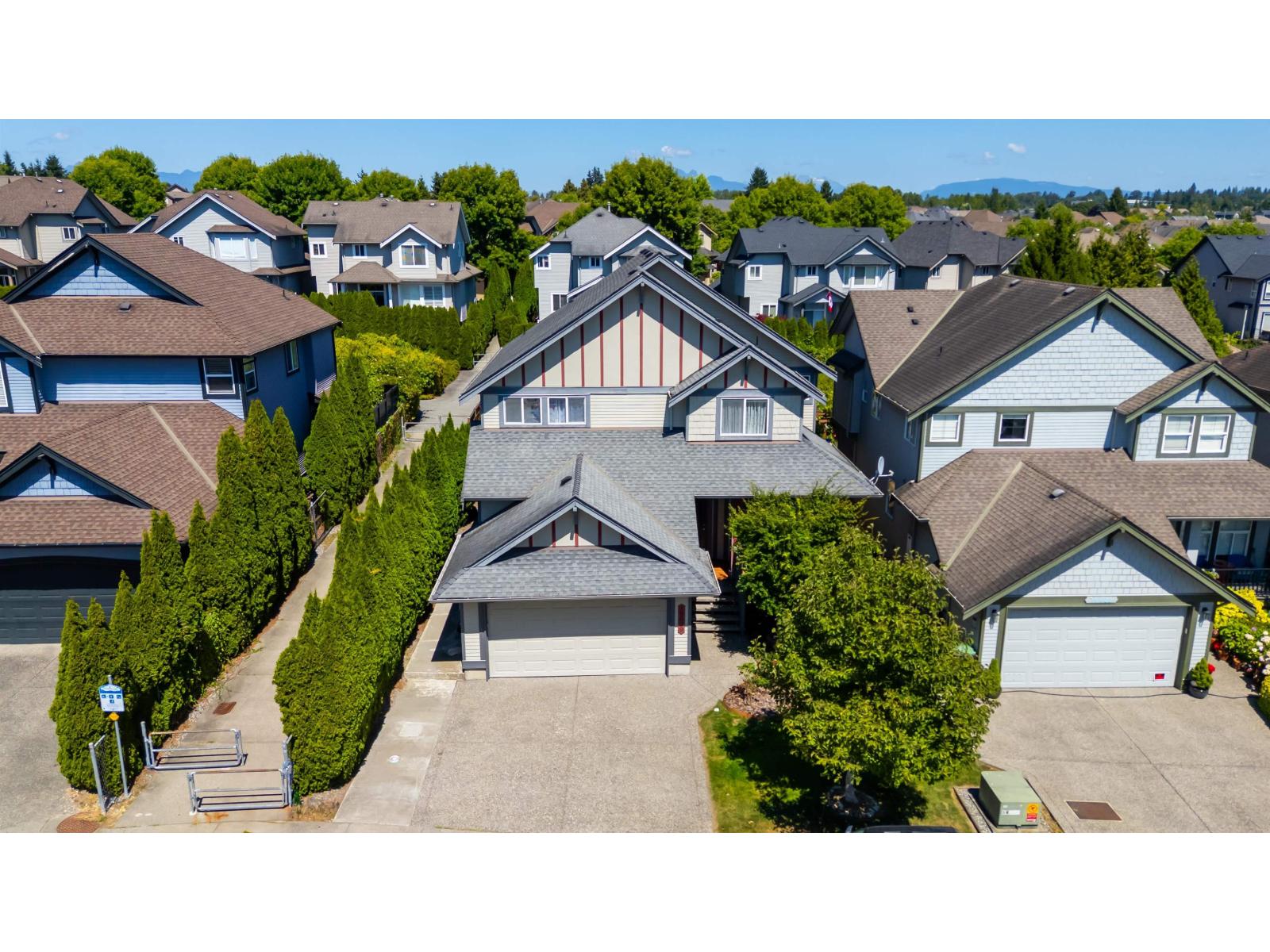Photo 3 of 19629 68 A Avenue, Langley BC