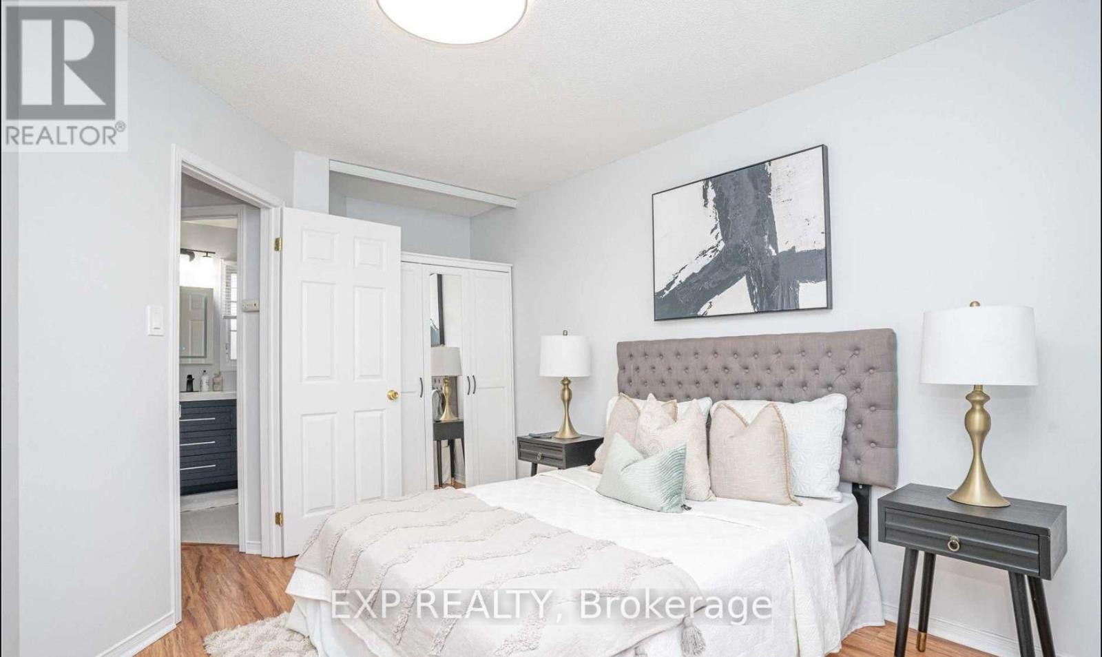 Photo 10 of 28 2 Hedge End Road, Toronto ON