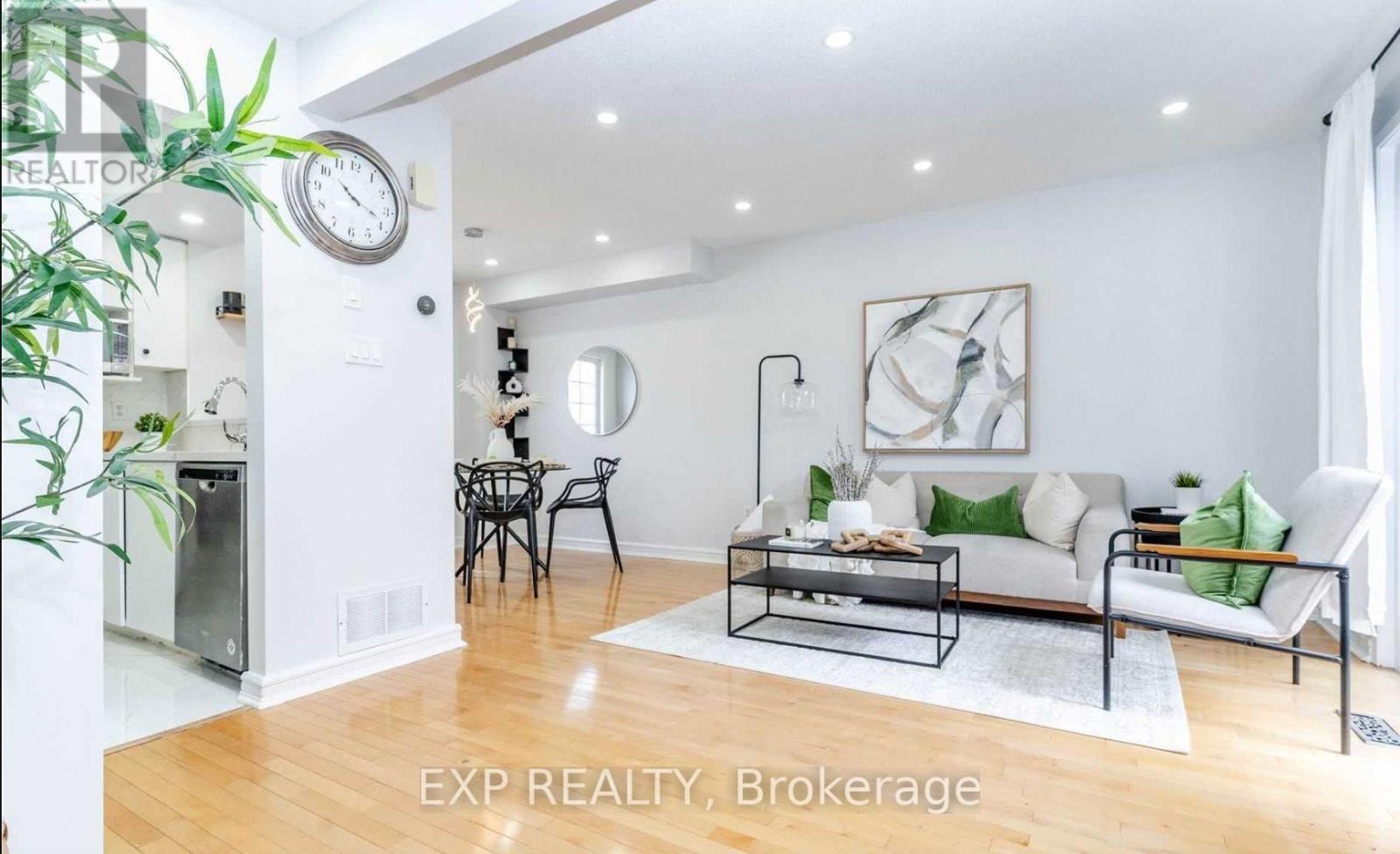 Photo 2 of 28 2 Hedge End Road, Toronto ON