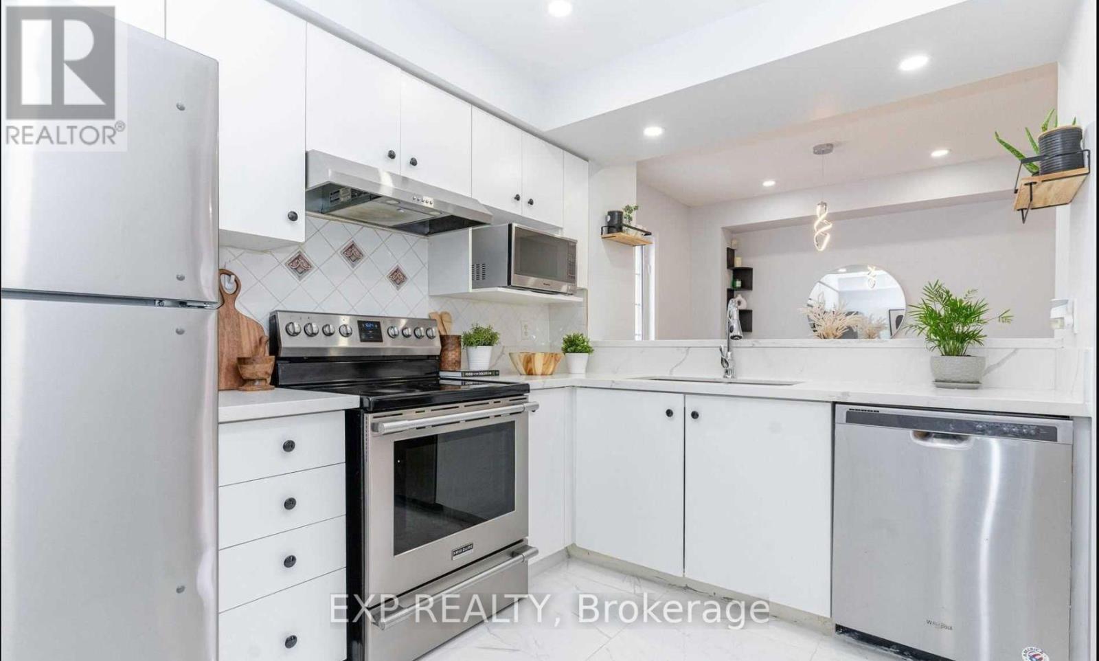 Photo 3 of 28 2 Hedge End Road, Toronto ON