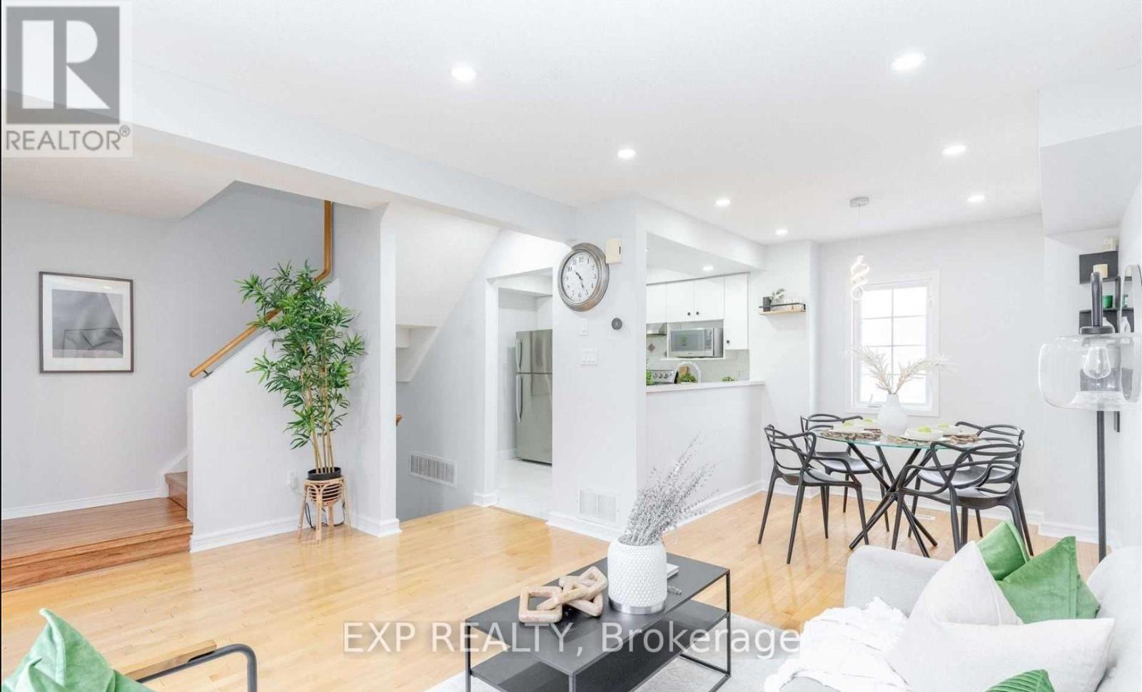 Photo 4 of 28 2 Hedge End Road, Toronto ON