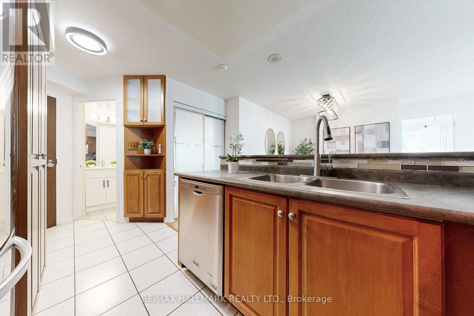 Photo 8 of 1211 7 Lorraine Drive, Toronto ON