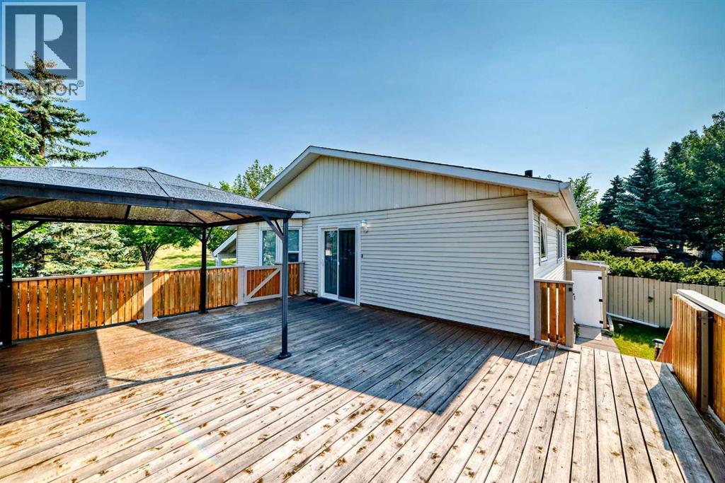 Single Family House 3 Level for Sale in   Avenue NE Whitehorn Calgary 