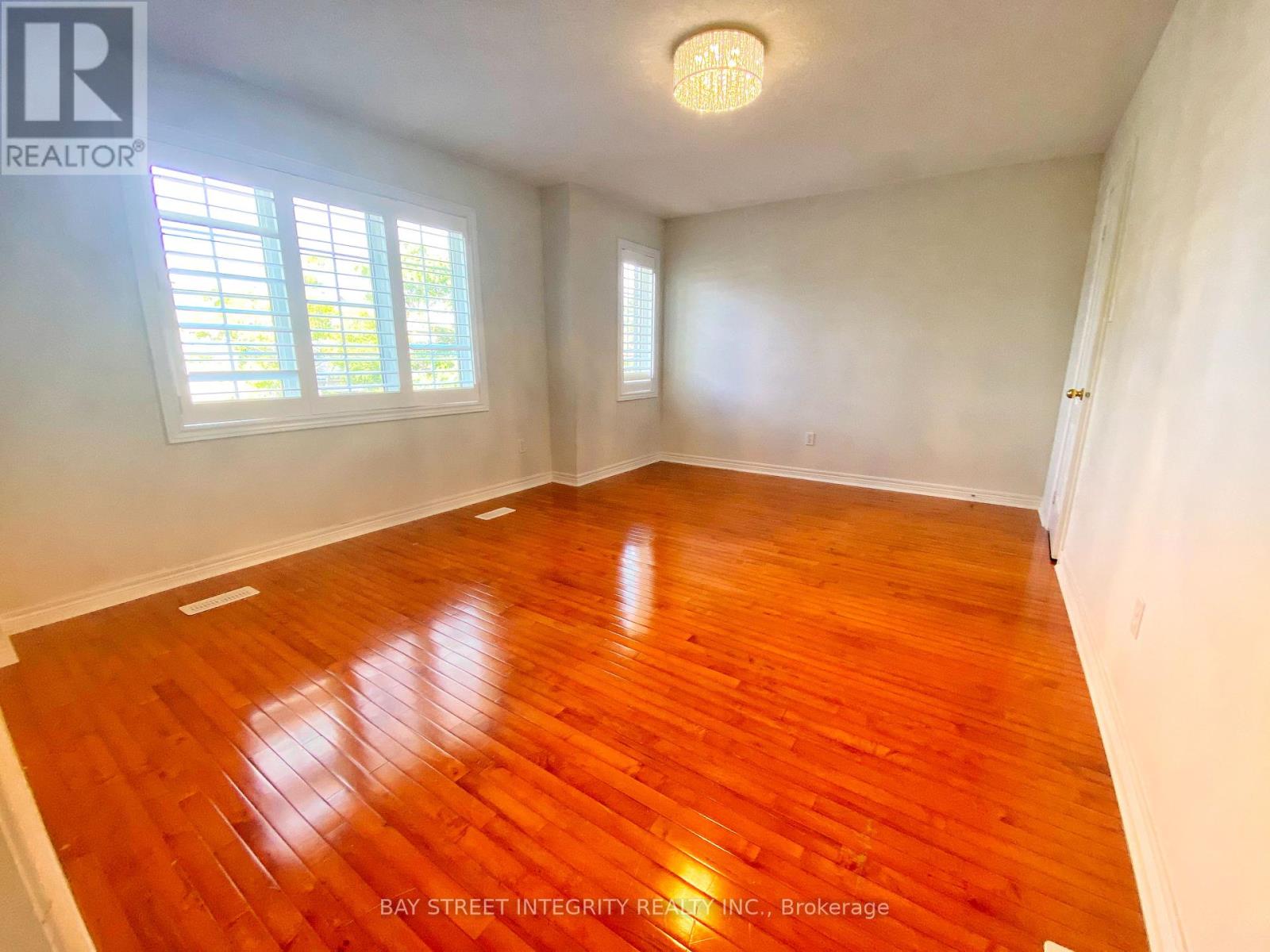Photo 10 of Main 114 Red River Crescent, Newmarket ON
