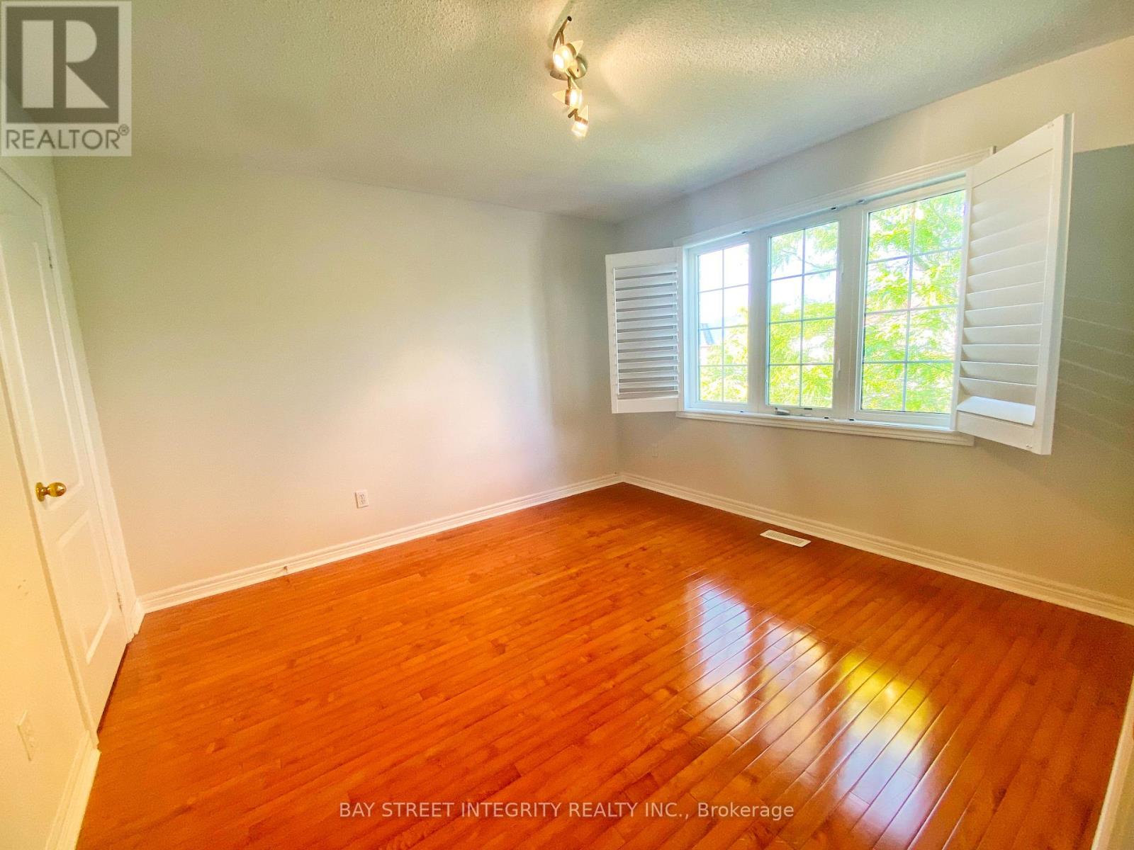 Photo 15 of Main 114 Red River Crescent, Newmarket ON