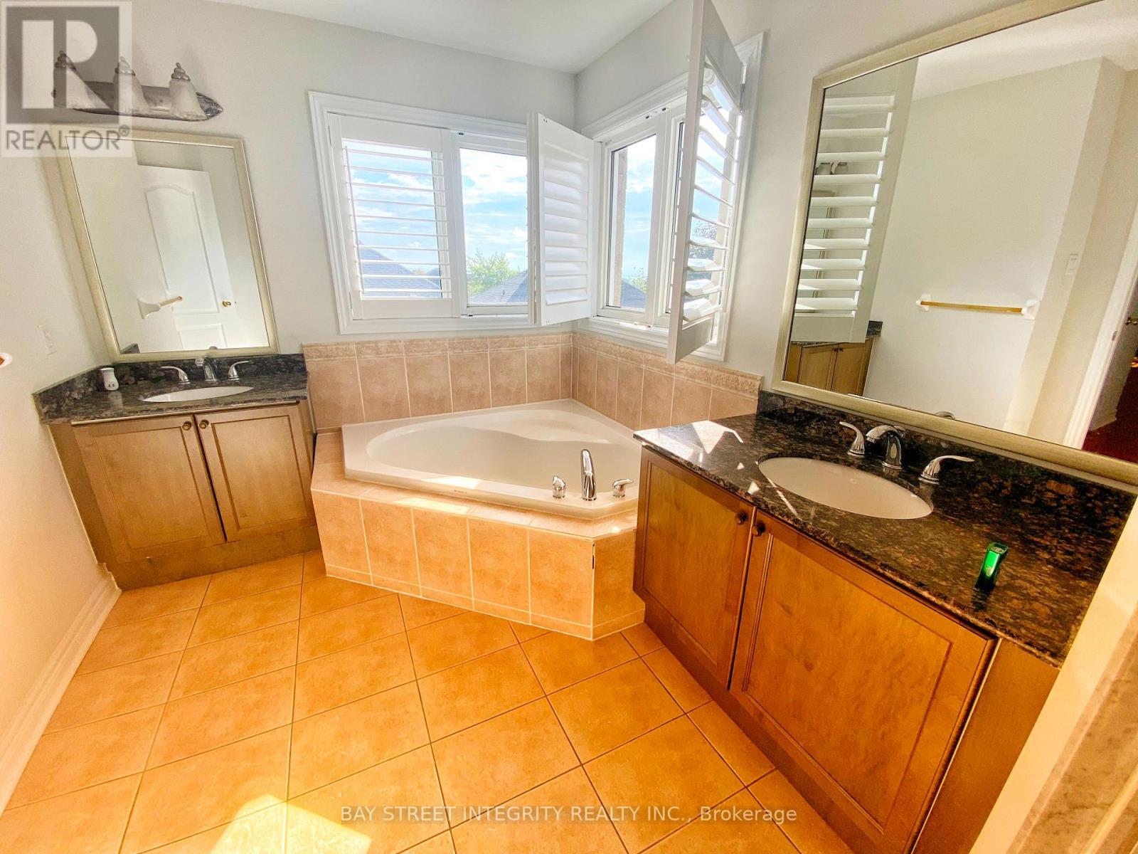 Photo 11 of Main 114 Red River Crescent, Newmarket ON