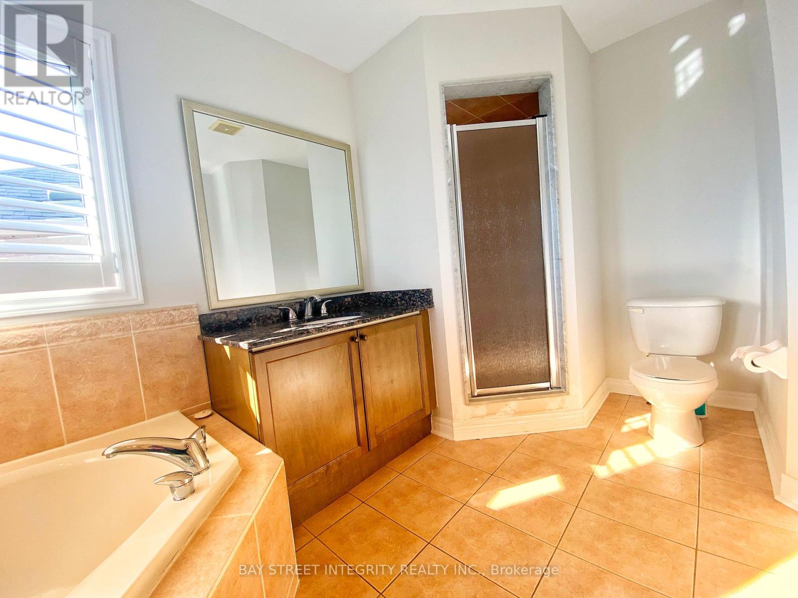 Photo 16 of Main 114 Red River Crescent, Newmarket ON