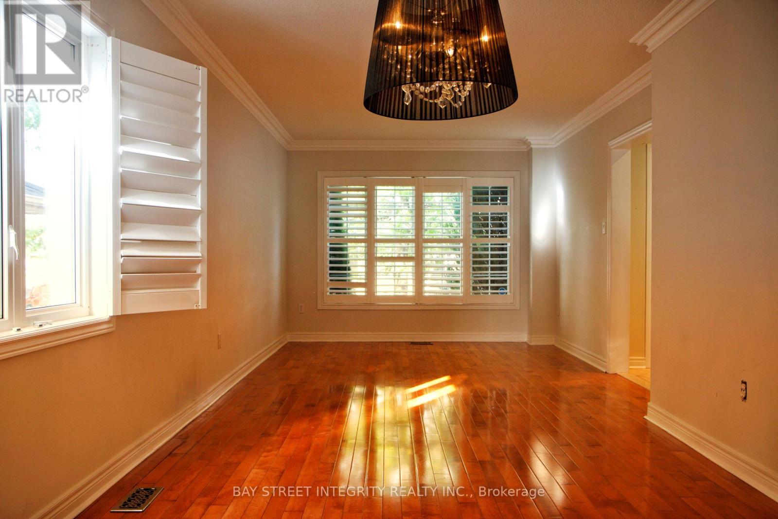 Photo 13 of Main 114 Red River Crescent, Newmarket ON