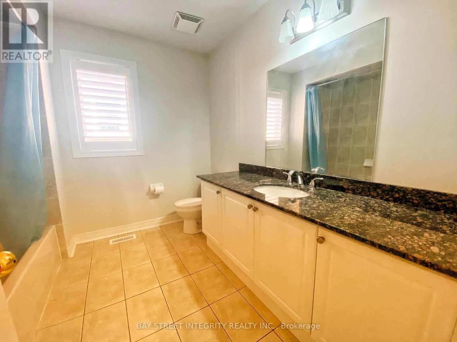 Photo 4 of Main 114 Red River Crescent, Newmarket ON