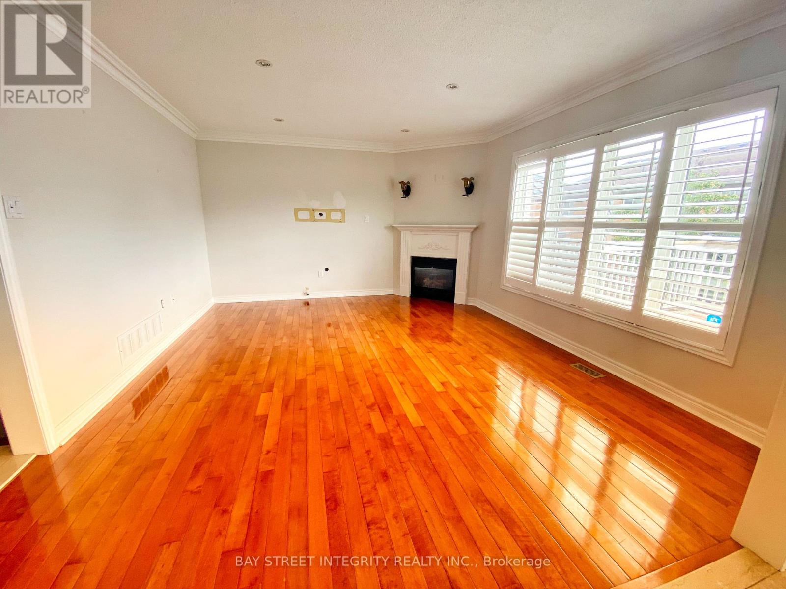 Photo 7 of Main 114 Red River Crescent, Newmarket ON