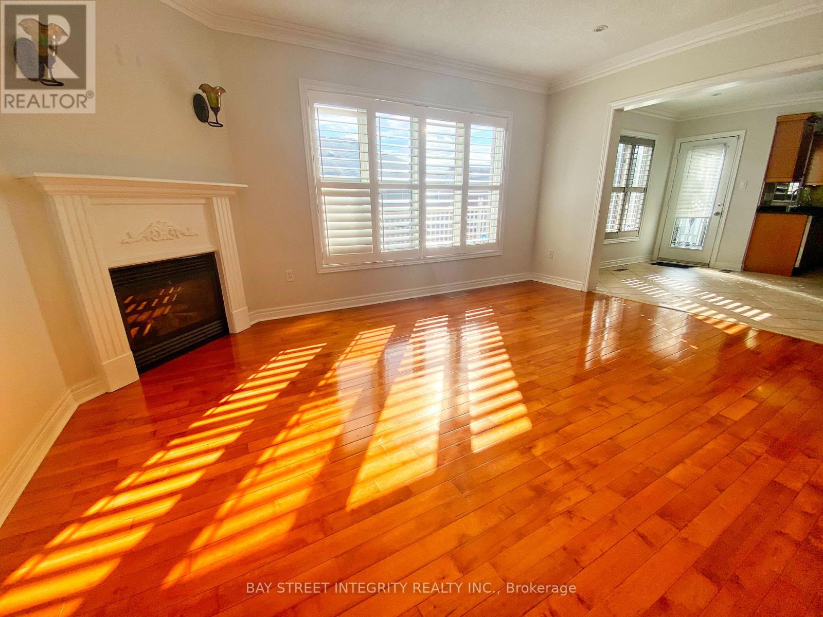 Photo 3 of Main 114 Red River Crescent, Newmarket ON