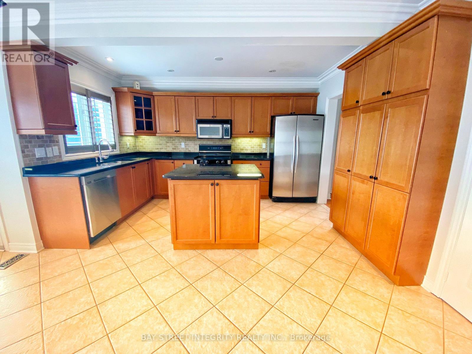 Photo 6 of Main 114 Red River Crescent, Newmarket ON