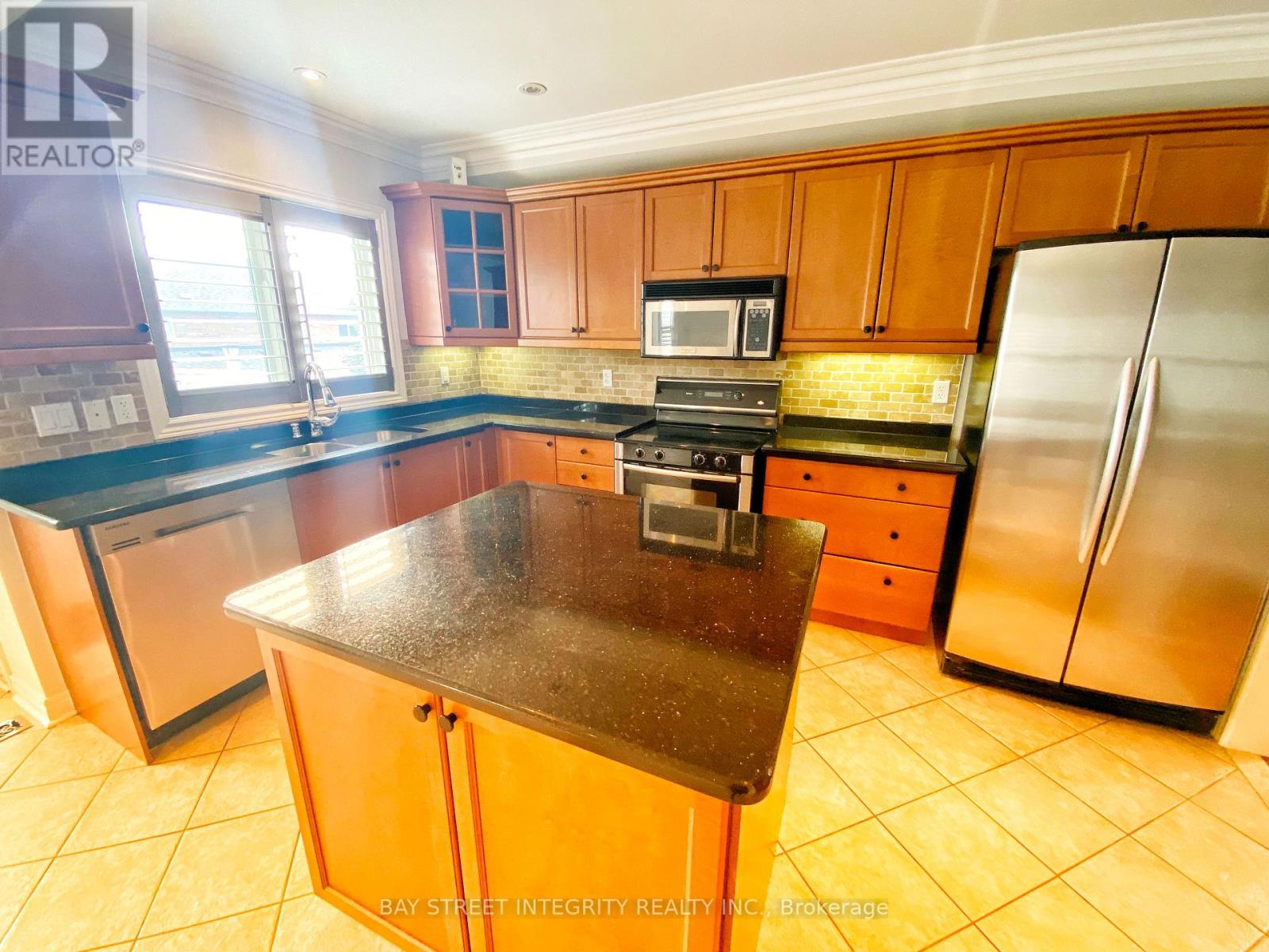 Photo 9 of Main 114 Red River Crescent, Newmarket ON