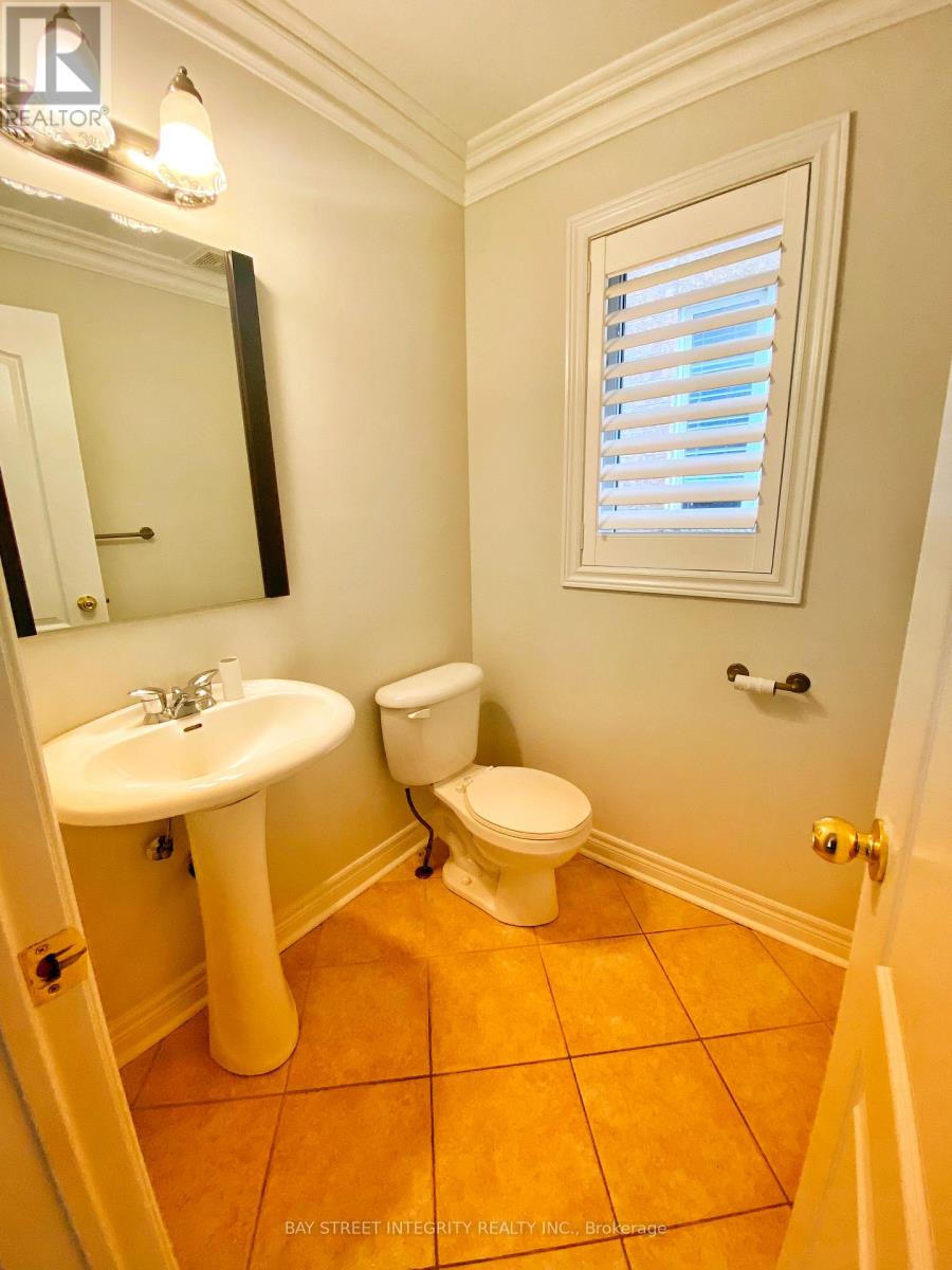 Photo 12 of Main 114 Red River Crescent, Newmarket ON