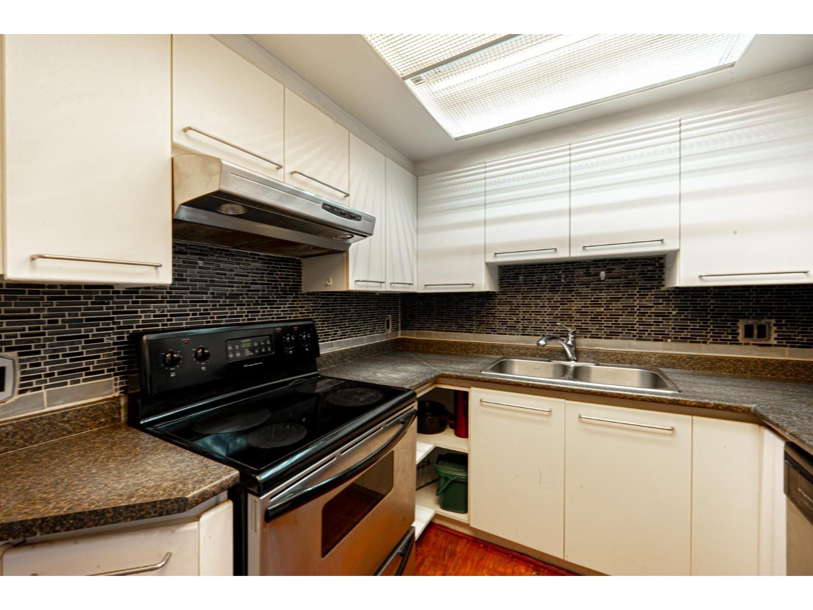 Photo 10 of 806 13353 108 Avenue, Surrey BC