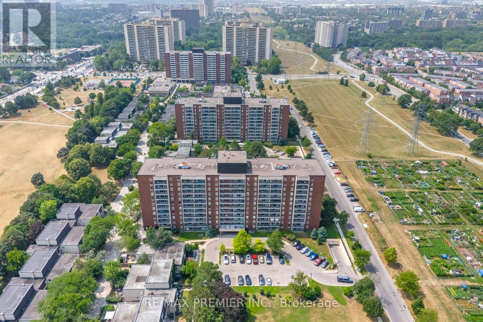 Photo 2 of 811 25 Four Winds Drive, Toronto ON