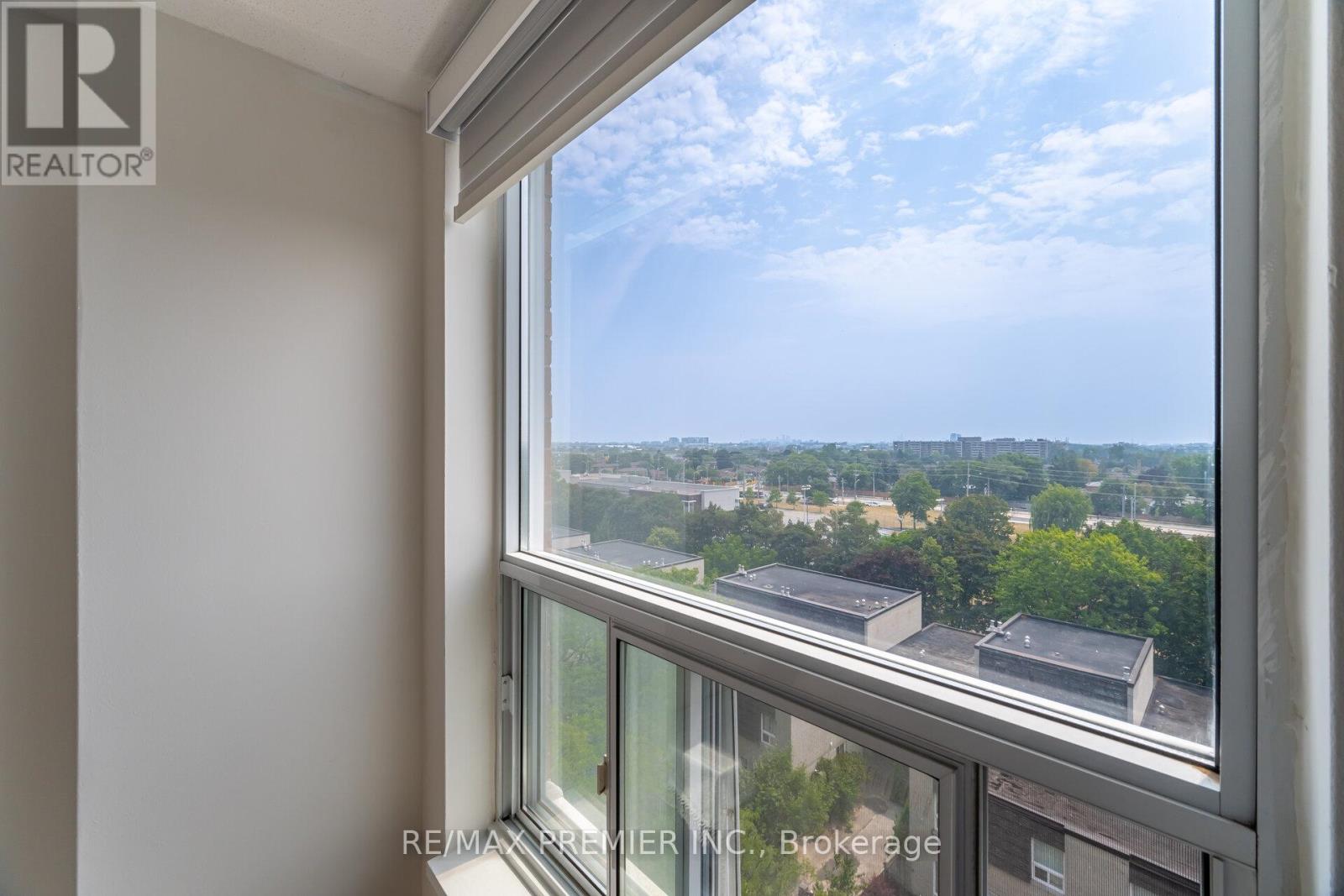 Photo 24 of 811 25 Four Winds Drive, Toronto ON