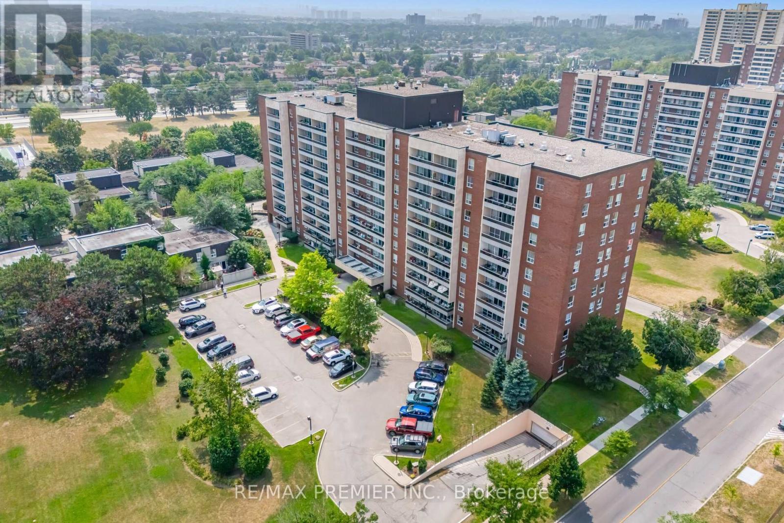 Photo 3 of 811 25 Four Winds Drive, Toronto ON