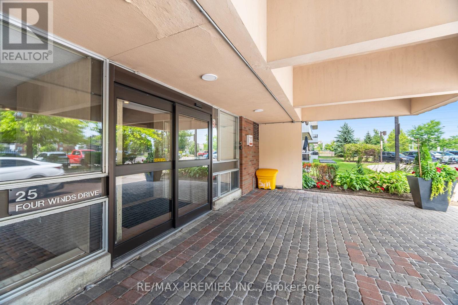 Photo 4 of 811 25 Four Winds Drive, Toronto ON