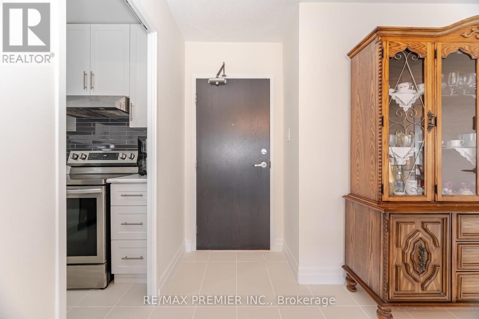 Photo 7 of 811 25 Four Winds Drive, Toronto ON