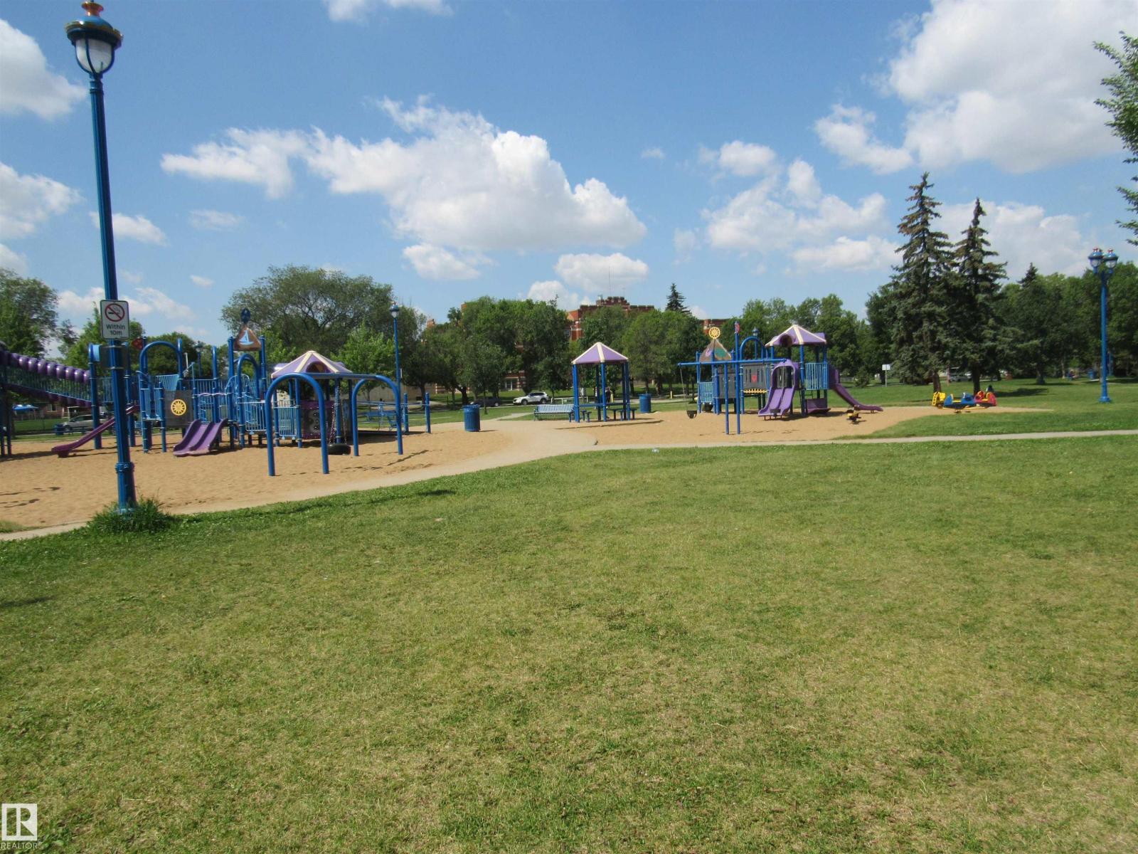 Photo 14 of 28 10909 106 St Nw, Edmonton AB