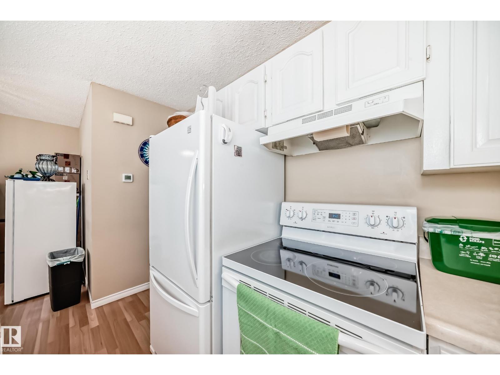 Photo 13 of 1049 Millbourne E Nw, Edmonton AB
