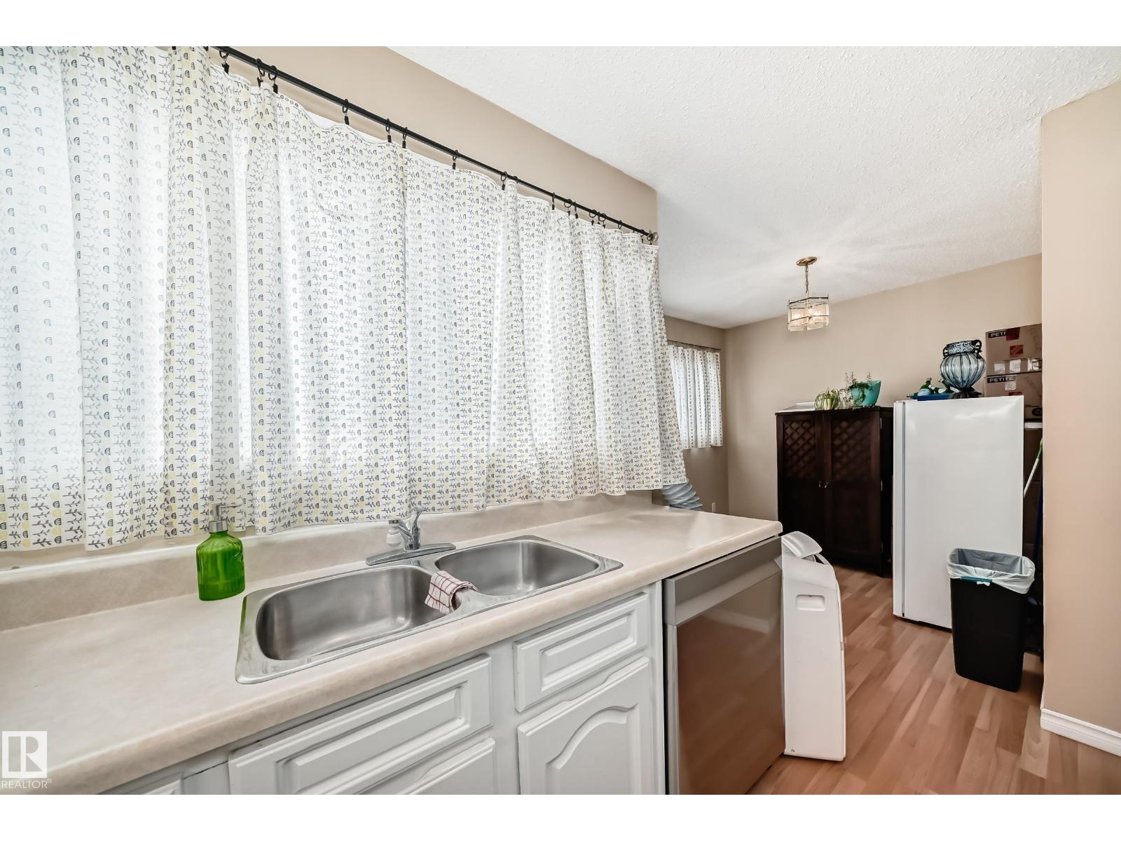 Photo 15 of 1049 Millbourne E Nw, Edmonton AB