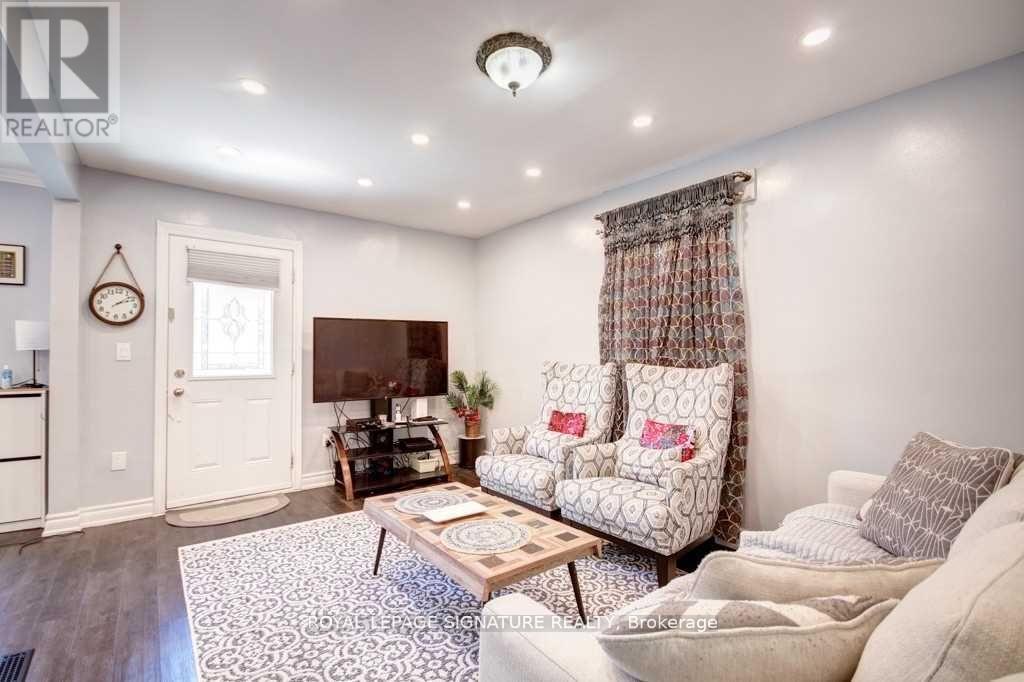 Photo 14 of Main 111 Ellington Drive, Toronto ON