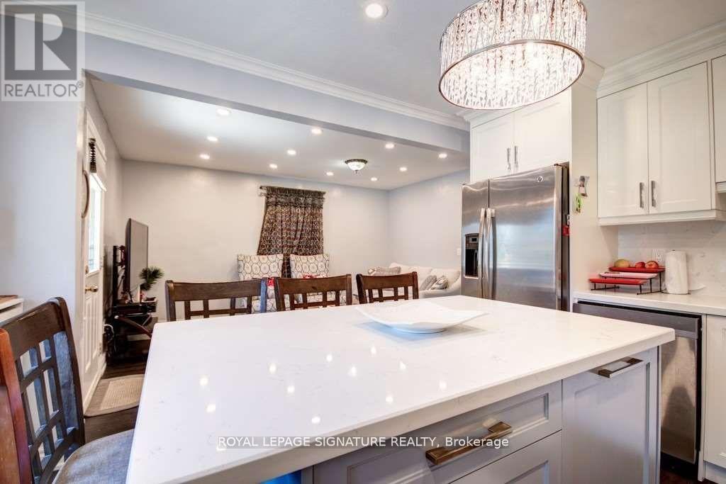 Photo 10 of Main 111 Ellington Drive, Toronto ON