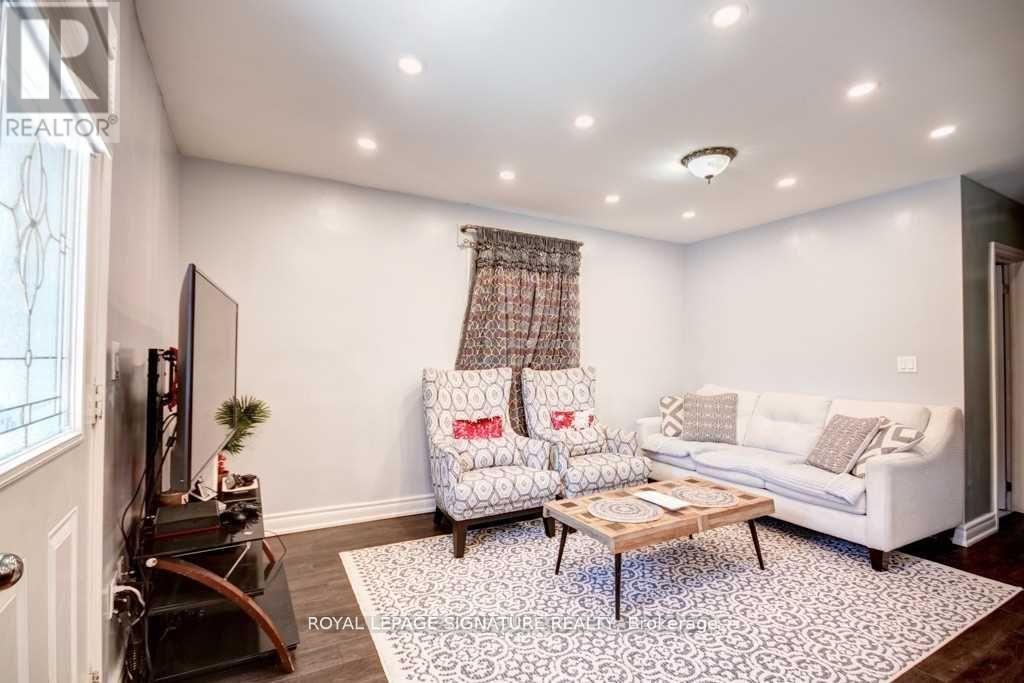 Photo 12 of Main 111 Ellington Drive, Toronto ON