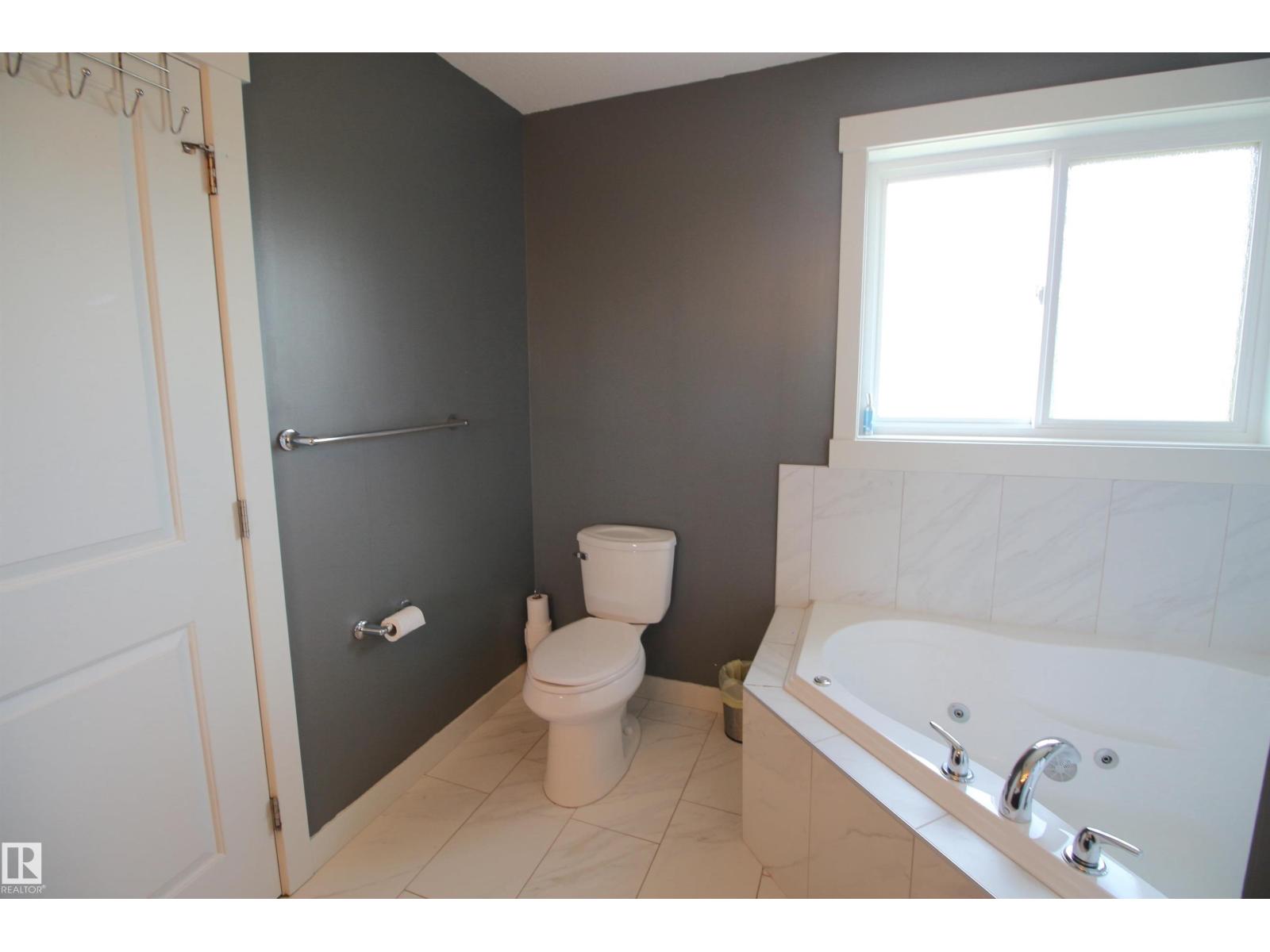 Photo 32 of 5012 53 Av, Calmar AB